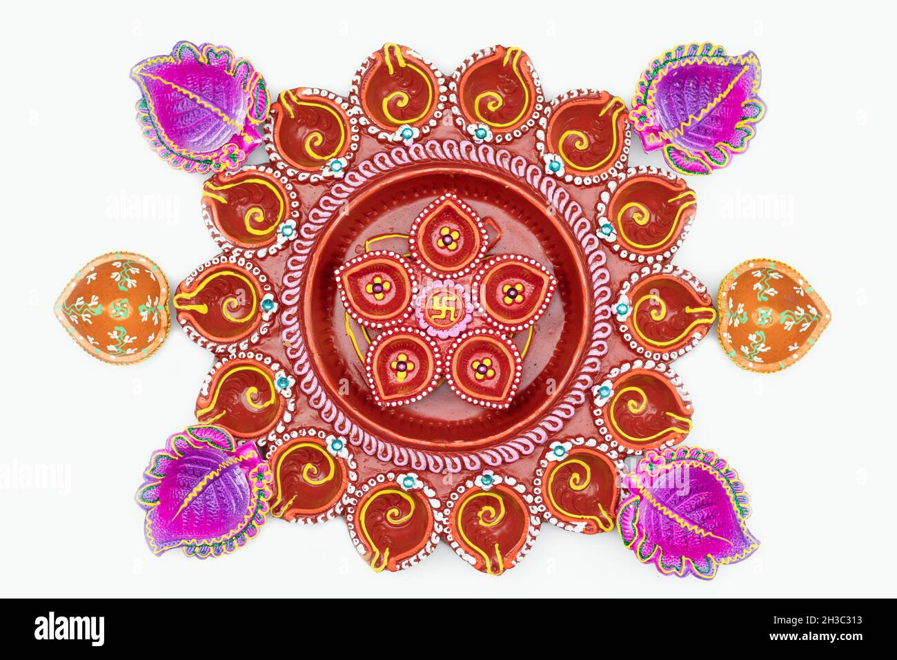 Disegno floreale di vario tipo di Diya multicolore, profondo o dia. Sfondo bianco con spazio per testo personalizzato. Tema per Diwali, Navratri Pooja, Dusseh Foto Stock