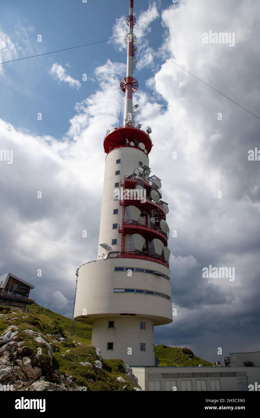 Il Sendeturm Dobratsch è una torre radiofonica situata sul monte Dobratsch, in Carinzia, Austria Foto Stock