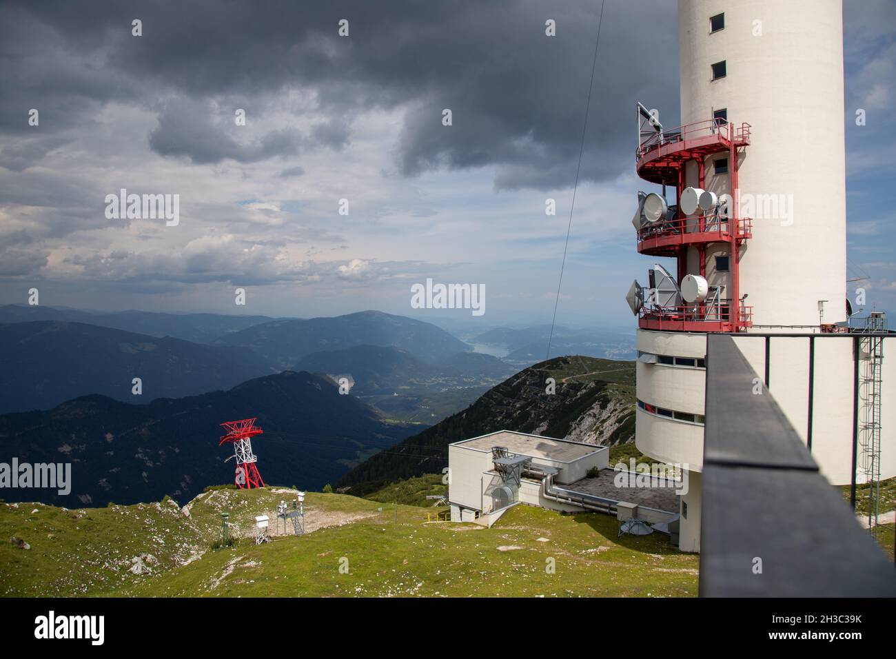 Il Sendeturm Dobratsch è una torre radiofonica situata sul monte Dobratsch, in Carinzia, Austria Foto Stock