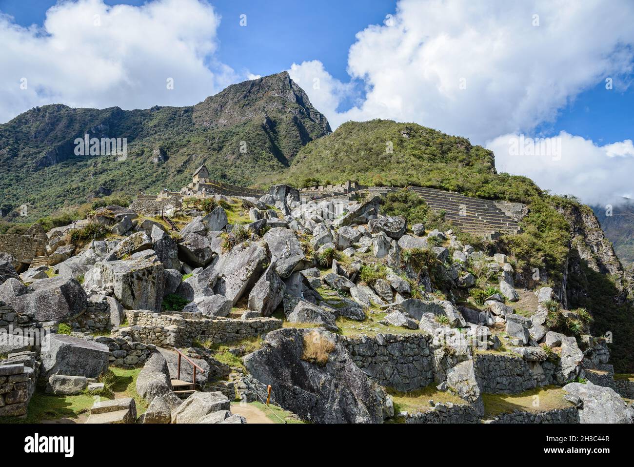 Affioramenti di roccia che sono stati usati come materia prima di costruzione per costruire Machu Picchu. Cuzco, Perù. Foto Stock