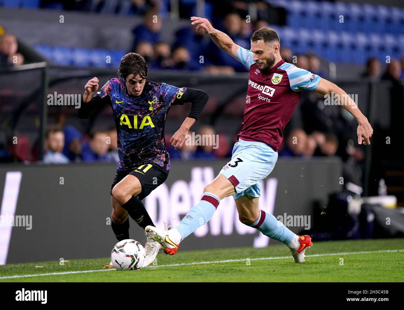 Bryan Gil di Tottenham Hotspur (a sinistra) e Erik Pieters di Burnley combattono per la palla durante la partita del quarto turno della Coppa Carabao a Turf Moor, Burnley. Data foto: Mercoledì 27 ottobre 2021. Foto Stock