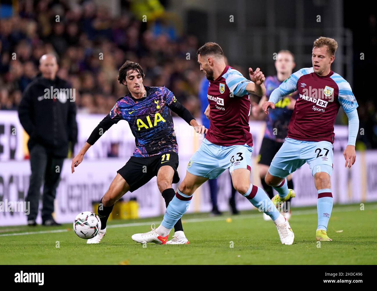 Bryan Gil di Tottenham Hotspur (a sinistra) e Erik Pieters di Burnley combattono per la palla durante la partita del quarto turno della Coppa Carabao a Turf Moor, Burnley. Data foto: Mercoledì 27 ottobre 2021. Foto Stock