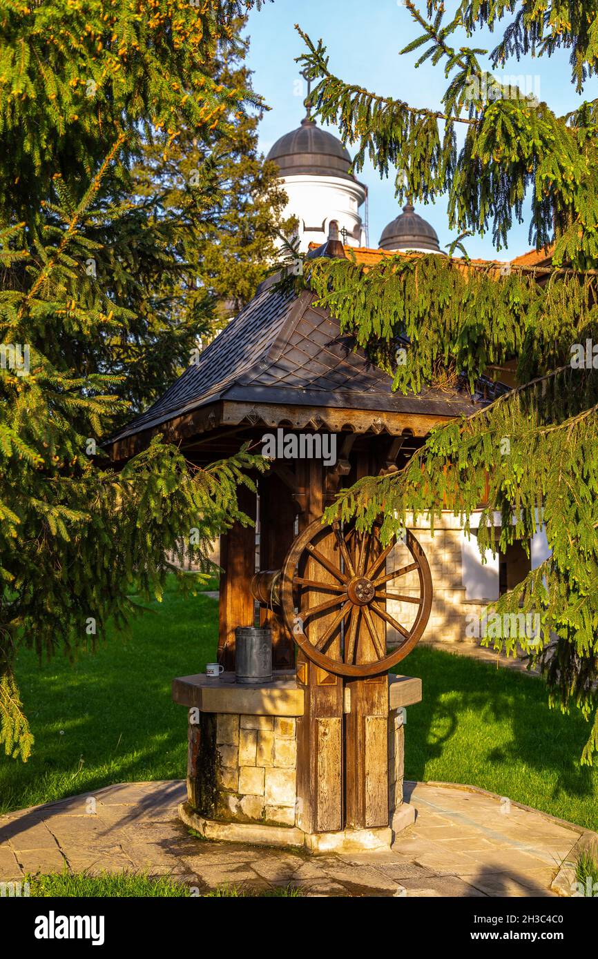 Pozzo, punto di presa d'acqua al monastero di Capriana, uno dei più antichi in Moldavia. Capriana, Repubblica di Moldavia. Foto Stock