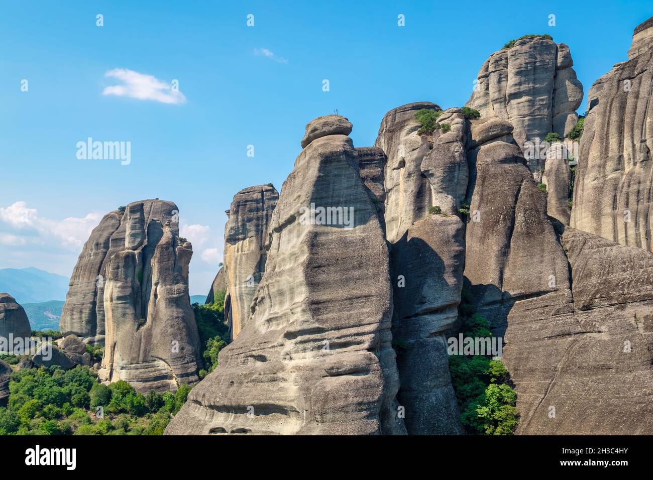 Vista sulle enormi colonne di roccia di Meteora nella Grecia centrale Foto Stock