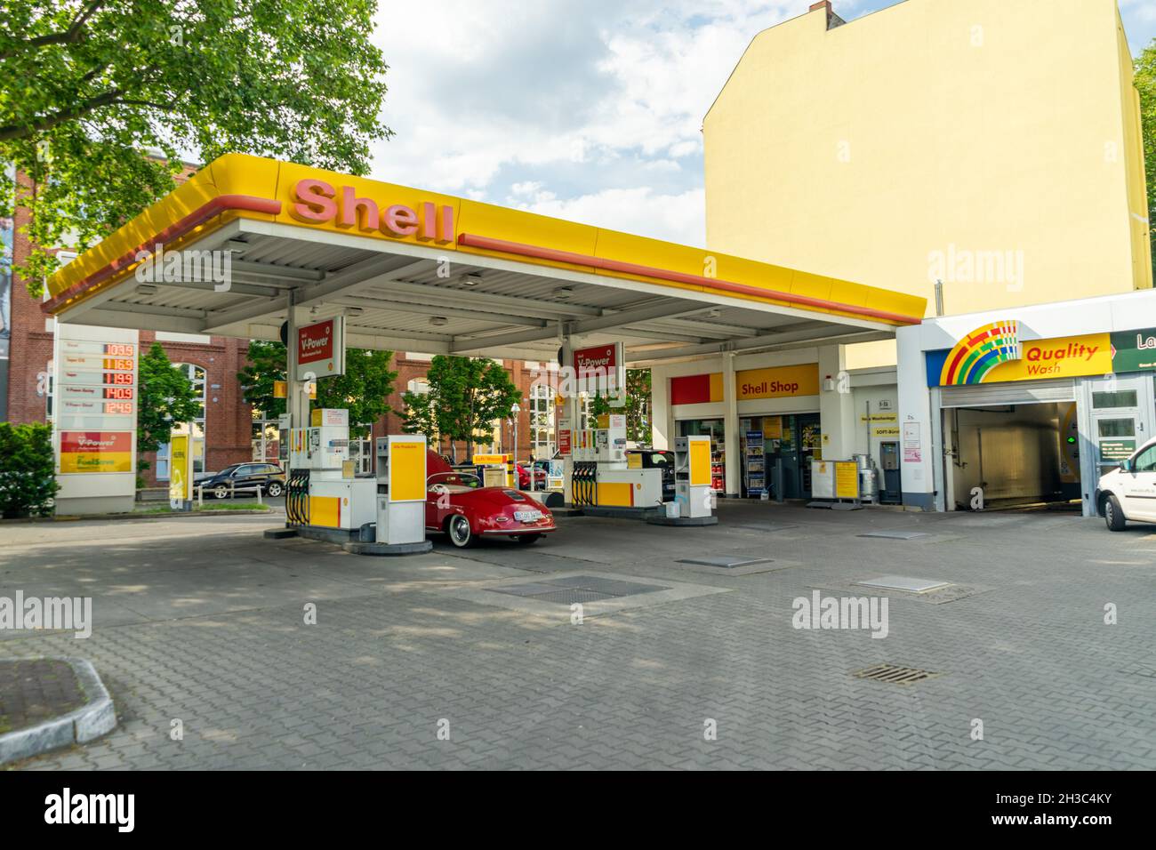 BERLINO, GERMANIA - 09 maggio 2020: Il distributore di benzina Shell nella via della città. Berlino, Germania Foto Stock