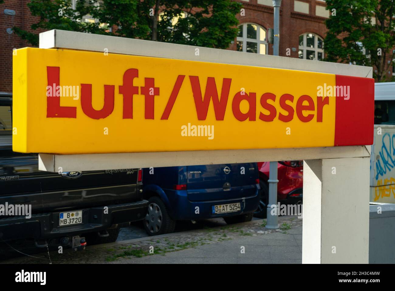BERLINO, GERMANIA - 09 maggio 2020: Un primo piano di un cartello su una stazione di servizio di Shell. Berlino, Germania Foto Stock