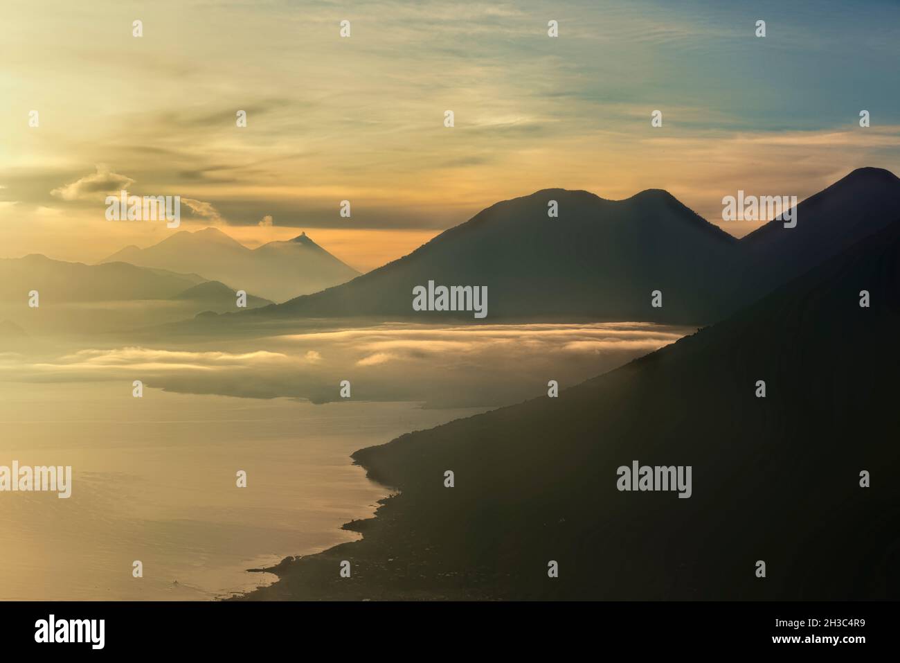 Alba sul lago Atitlan con vulcani Fuego, Acatenango, Toliman e Atitlan, Lago Atitlan, Guatemala Foto Stock