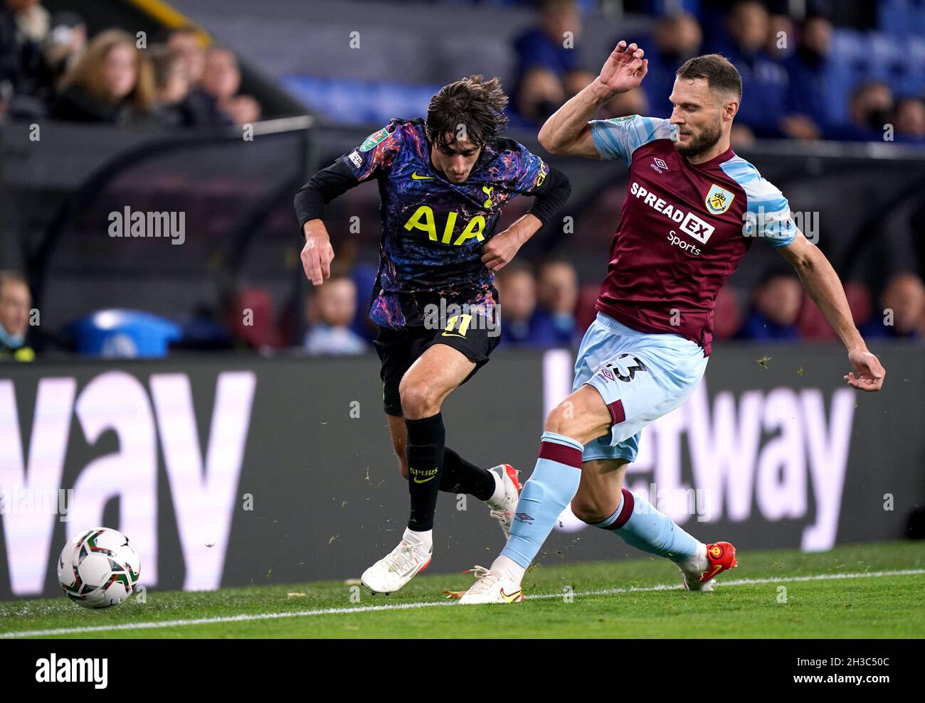 Bryan Gil di Tottenham Hotspur (a sinistra) e Erik Pieters di Burnley combattono per la palla durante la partita del quarto turno della Coppa Carabao a Turf Moor, Burnley. Data foto: Mercoledì 27 ottobre 2021. Foto Stock