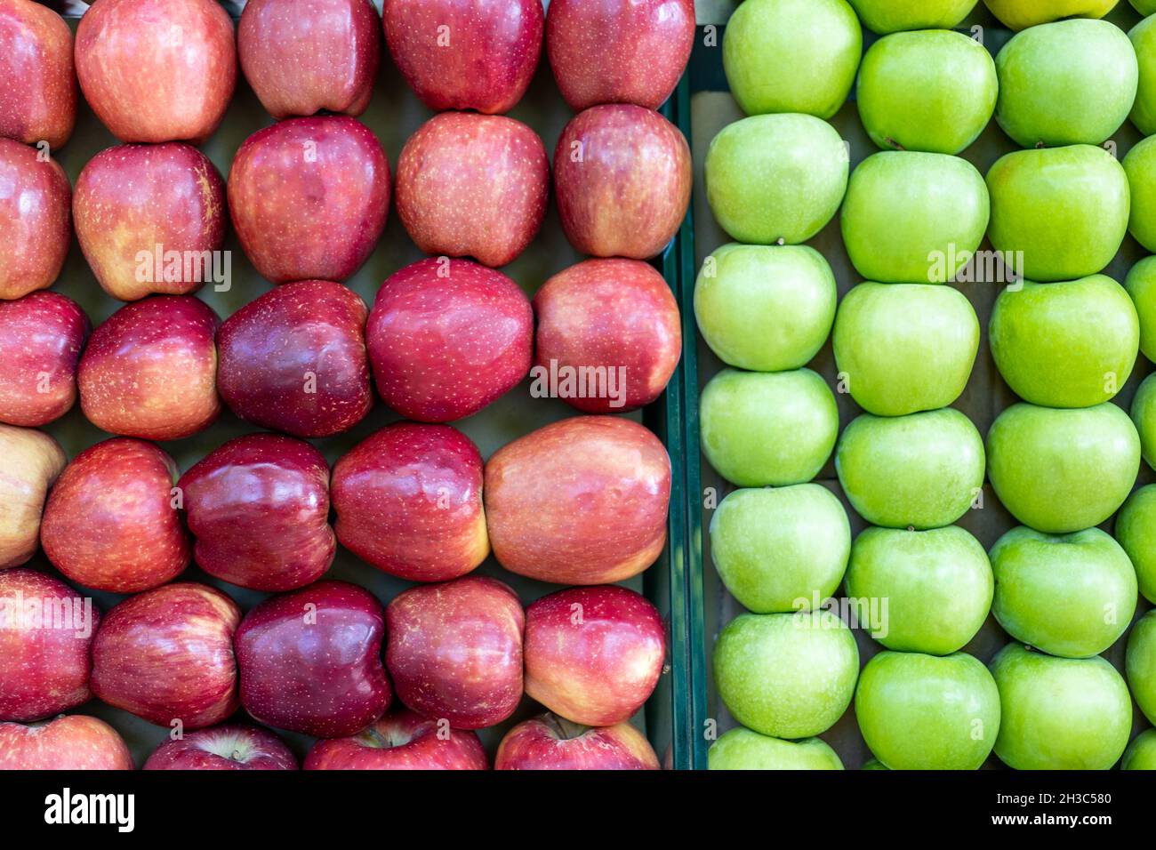 Frutta fresca sana, mele rosse e verdi sono in fila. Concetto di shopping di drogheria. Foto Stock