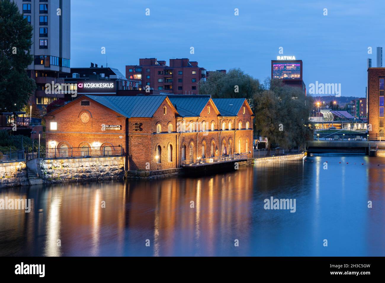 Verkaranta Arts and Crafts Center di Tammerkoski rapide dopo il tramonto a Tampere, Finlandia Foto Stock