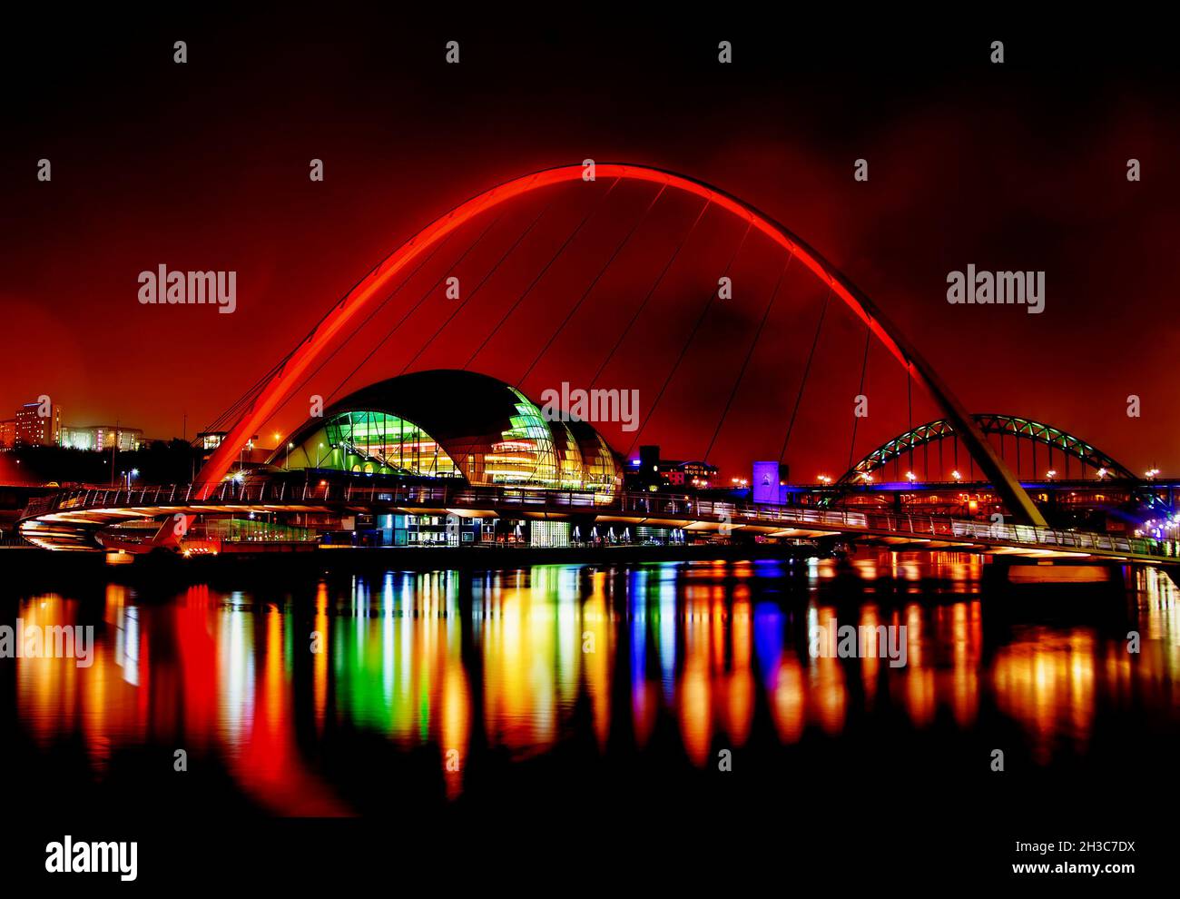 Luci notturne illuminano sul fiume Tyne a Newcastle. Foto Stock