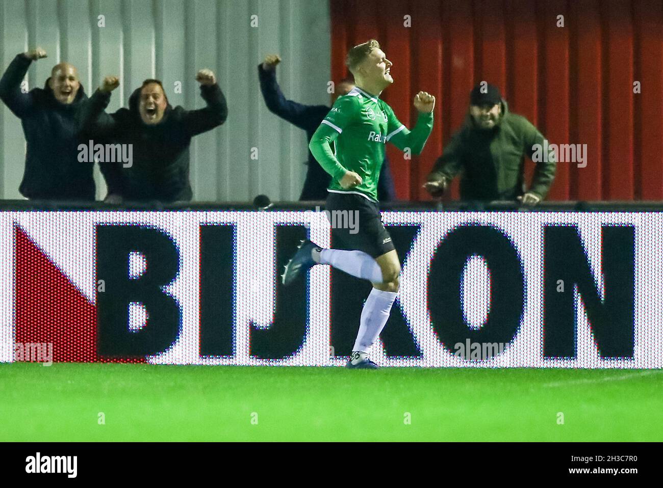 HARKEMA, PAESI BASSI - OTTOBRE 27: Matthijs van Nispen di DOVO celebra il suo obiettivo durante la partita olandese TOTO KNVB Cup tra Harkemase Boys e DOVO allo Sportpark De Bosk il 27 Ottobre 2021 ad Harkema, Paesi Bassi (Foto di Pieter van der Woude/Orange Pictures) Foto Stock