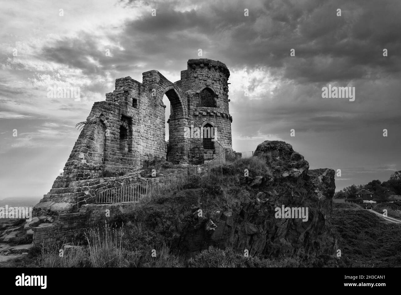 Foto in scala di grigi del castello di Mow Cop sotto un cielo nuvoloso in Inghilterra, nel Regno Unito Foto Stock