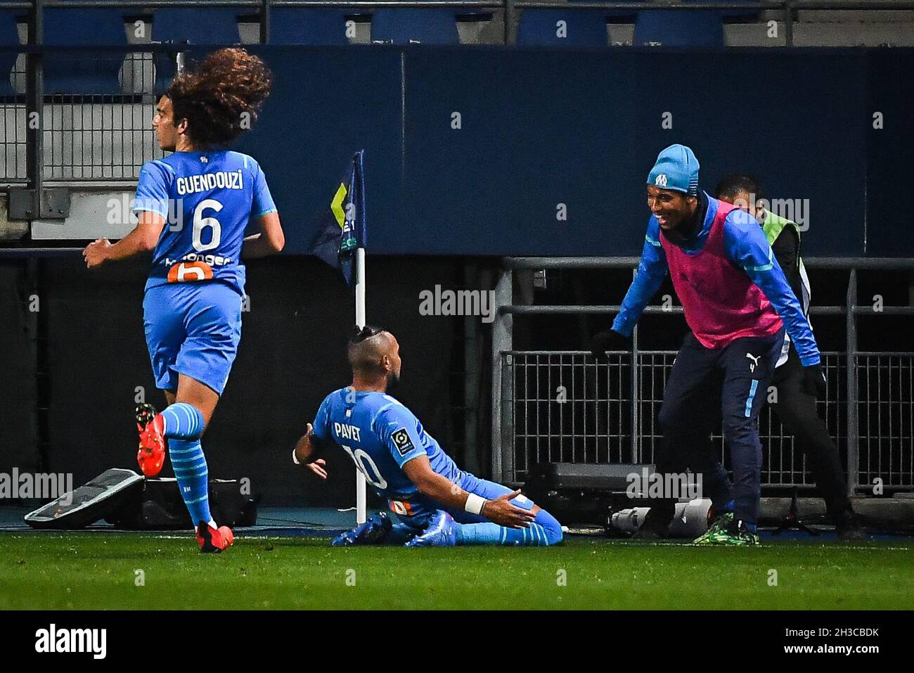 Dimitri PAYET di Marsiglia festeggia il suo obiettivo con i compagni di squadra durante la partita di calcio Ligue 1 tra OGC Nice e Olympique de Marseille il 27 ottobre 2021 allo Stade de l'Aube di Troyes, Francia - Foto: Matthieu Mirville/DPPI/LiveMedia Foto Stock