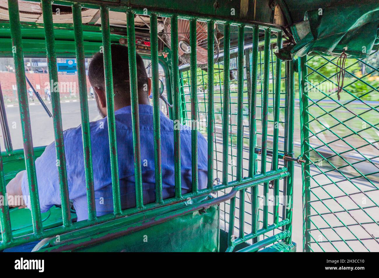 DHAKA, BANGLADESH - 2 NOVEMBRE 2016: Interno di CNG nome locale per autorickshaw in Bangladesh a Dhaka. Foto Stock