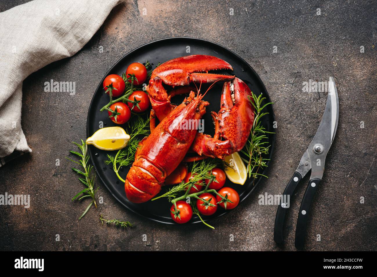 Deliziose aragoste appena cotte sul piatto nero Foto Stock