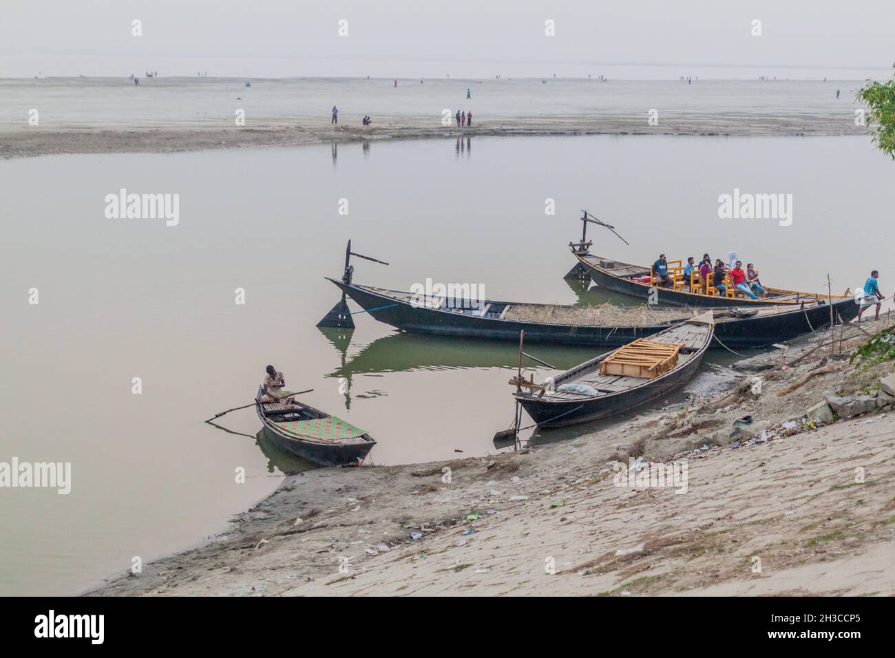 RAJSHAHI, BANGLADESH - 9 NOVEMBRE 2016: Piccole barche sul fiume Padma in Rajshahi, Bangladesh Foto Stock