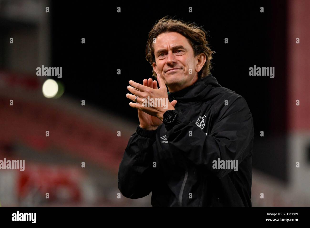 Thomas Frank manager di Brentford applaude i tifosi alla fine della partita dopo aver battuto Stoke City 1-2 nella Carabao Cup Foto Stock