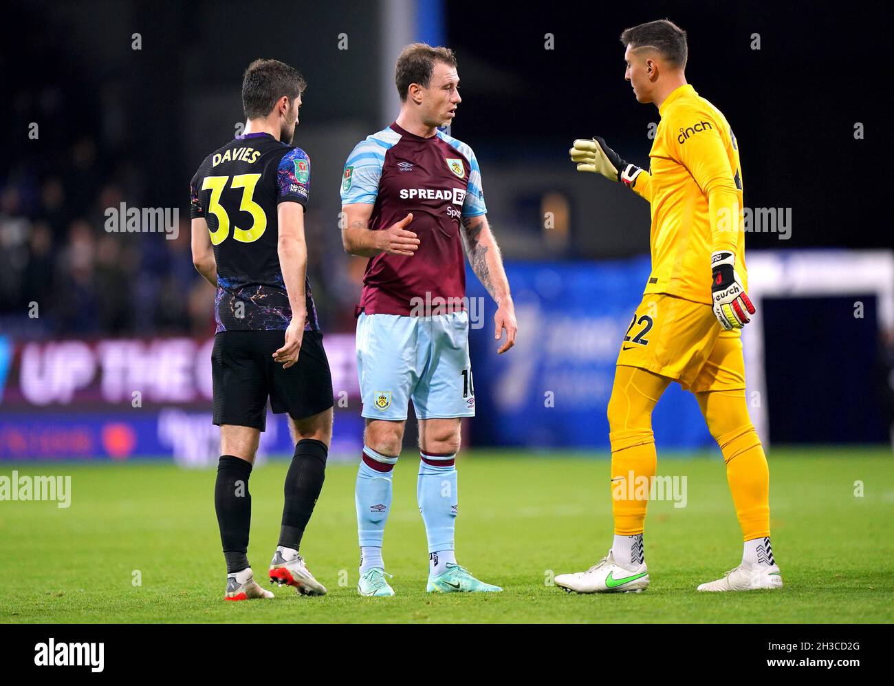 Ashley Barnes di Burnley (al centro) parla con il portiere di Tottenham Hotspur Pierluigi Gollini (a destra) e ben Davies alla fine della partita del quarto turno della Coppa Carabao a Turf Moor, Burnley. Data foto: Mercoledì 27 ottobre 2021. Foto Stock