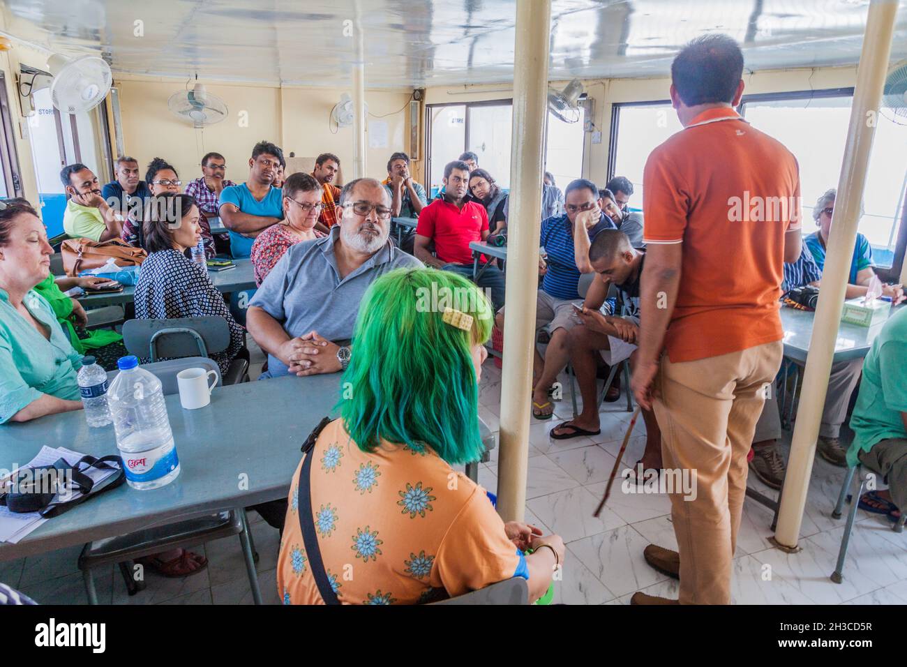 PASUR, BANGLADESH - 13 NOVEMBRE 2016: Turisti a bordo della nave M. V. DINGHY del Bengala Tours Ltd. In direzione Sundarbans sul fiume Pasur, Banglades Foto Stock