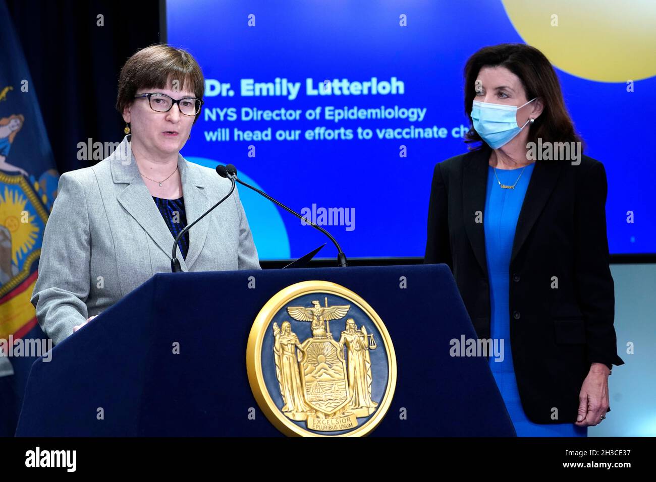 New York, Stati Uniti. 27 ottobre 2021. Il direttore di epidemiologia di New York il Dr. Emily Lutterloh parla come governatore dello stato di New York Kathy Hochul annuncia 23 nuovi siti di vaccinazione pop-up “#VaxToSchool” per aumentare i tassi di vaccinazione tra i bambini di età scolastica il 27 ottobre 2021 a New York City, USA. Dal lancio del programma “#VaxToSchool” sono stati finora allestiti 114 siti.(Photo by John Lamparski/Sipa USA) Credit: Sipa USA/Alamy Live News Foto Stock
