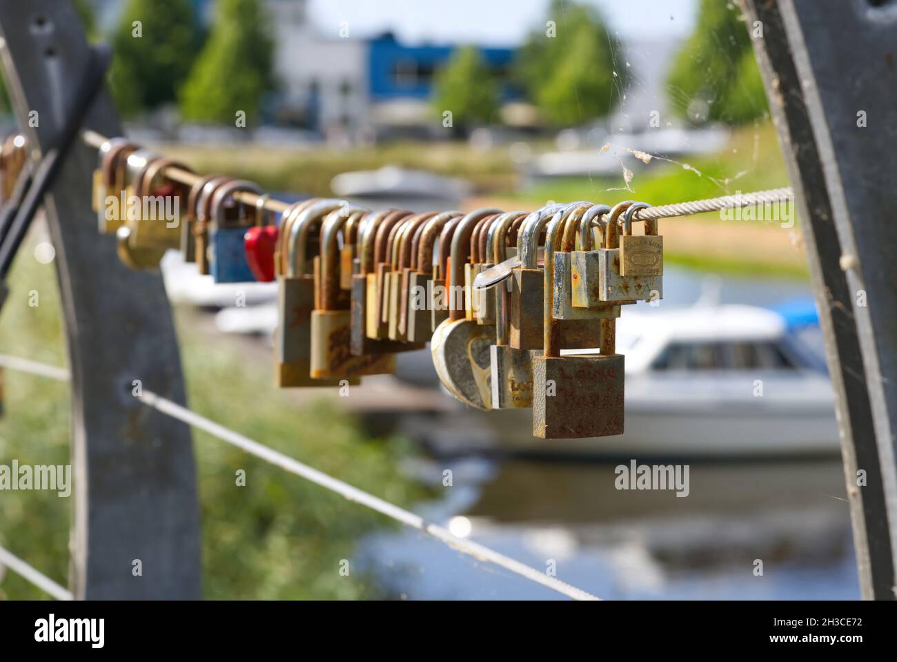 Amore serrature sul ponte in Estonia, Parnu Foto Stock