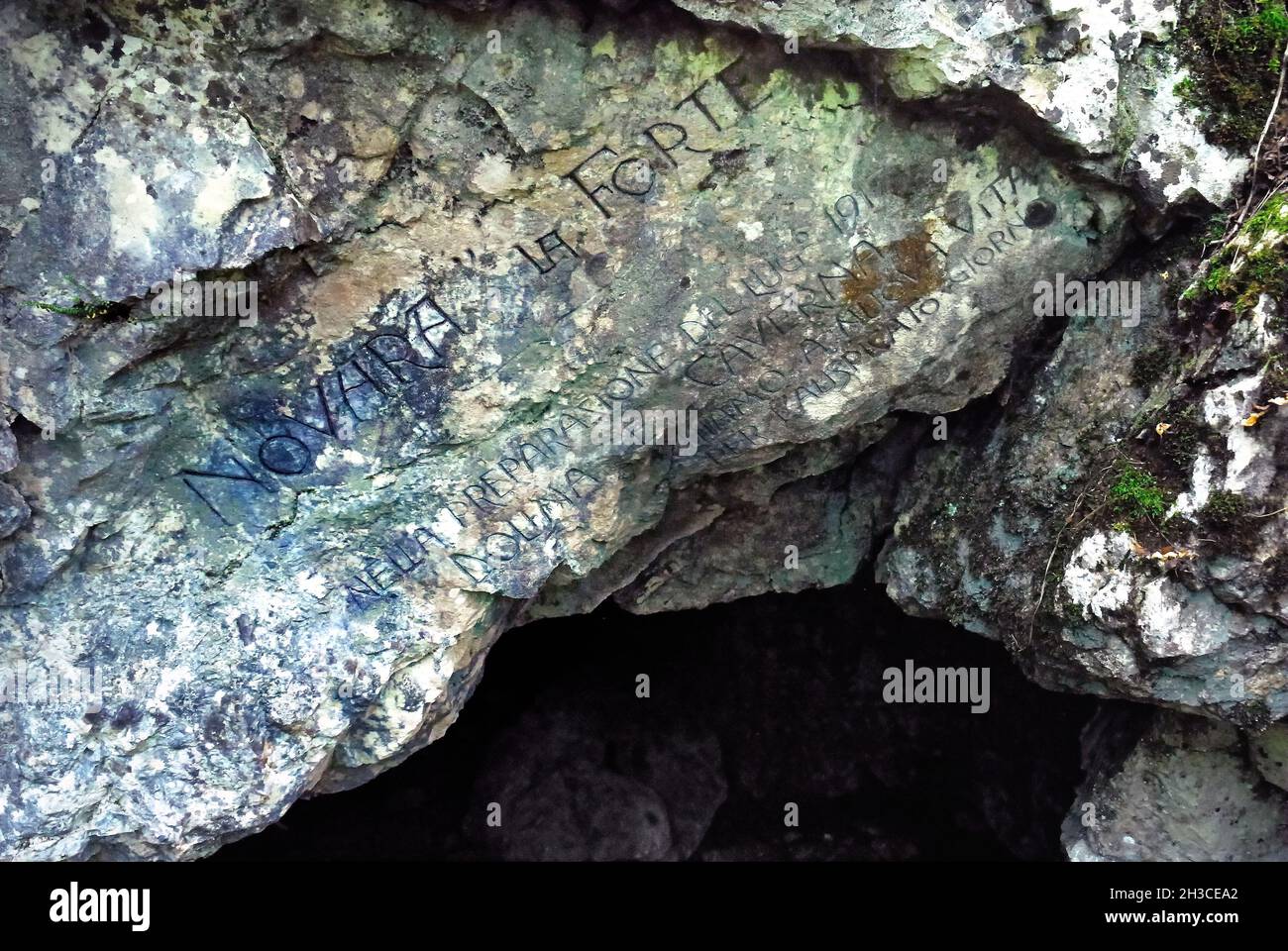 Lokvica (SLO) . Nelle caverne della 'Dolina Oneglia' ha sede la IV Divisione Italiana (Brigate Acqui e Novara). L’iscrizione dice: “Novara il forte preparò di nuovo la dolina e la caverna per la giornata di buon auspicio nel luglio 1917”. Ricorda le opere difensive che la Brigata Novara costruì nella dolina, prima dell'undicesima battaglia dell'Isonzo, combattuta nell'agosto del 1917. La caverna si apre in una grande dolina carsica, che si trova ad ovest della pista da Segeti a Kostanjevica. Foto Stock