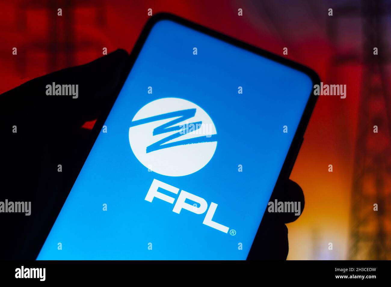 Brasile. 27 ottobre 2021. In questa foto è mostrato il logo Florida Power and Light Company (FPL) visualizzato su uno smartphone. Credit: SOPA Images Limited/Alamy Live News Foto Stock