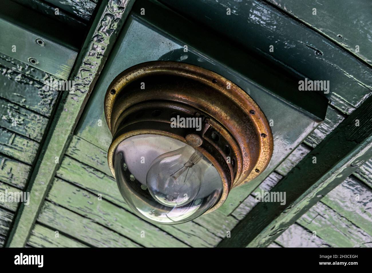 Lampada su una vecchia piattaforma ferroviaria Foto Stock