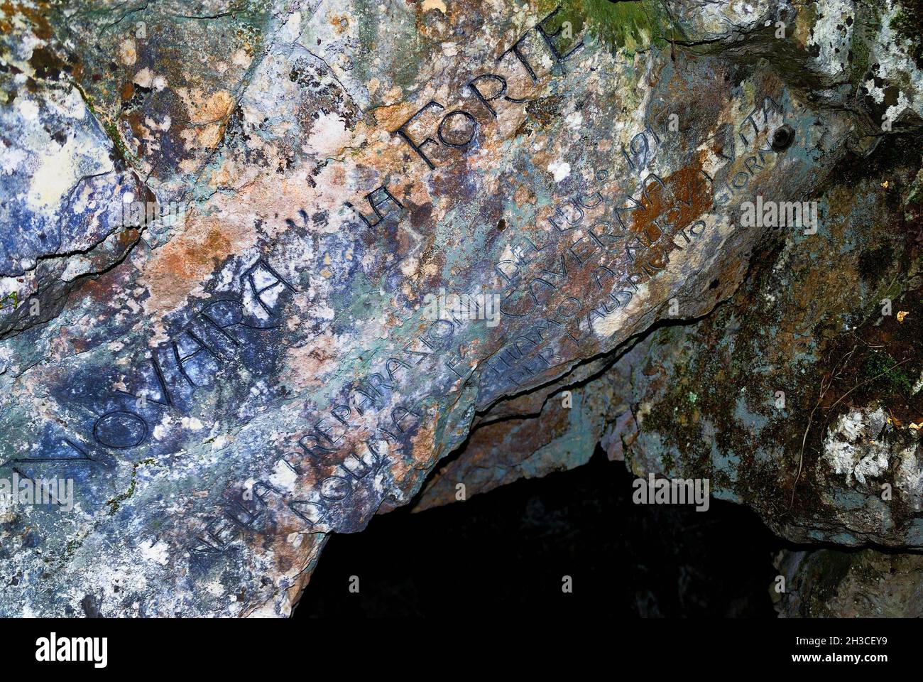 Lokvica (SLO) . Nelle caverne della 'Dolina Oneglia' ha sede la IV Divisione Italiana (Brigate Acqui e Novara). L’iscrizione dice: “Novara il forte preparò di nuovo la dolina e la caverna per la giornata di buon auspicio nel luglio 1917”. Ricorda le opere difensive che la Brigata Novara costruì nella dolina, prima dell'undicesima battaglia dell'Isonzo, combattuta nell'agosto del 1917. La caverna si apre in una grande dolina carsica, che si trova ad ovest della pista da Segeti a Kostanjevica. Foto Stock
