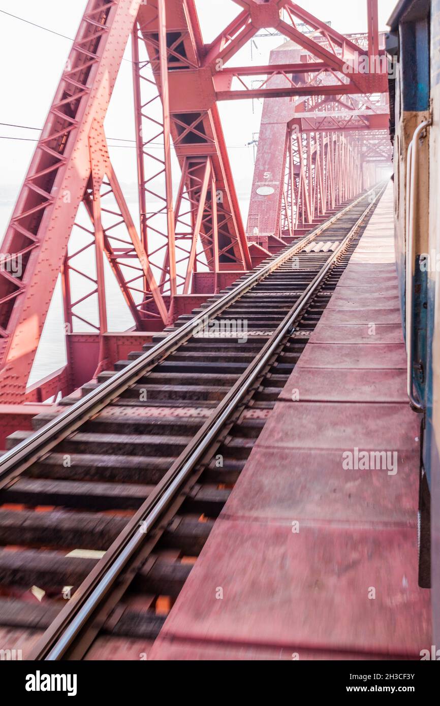 Hardinge Bridge, ponte ferroviario in acciaio sul fiume Padma nel Bangladesh occidentale. Foto Stock