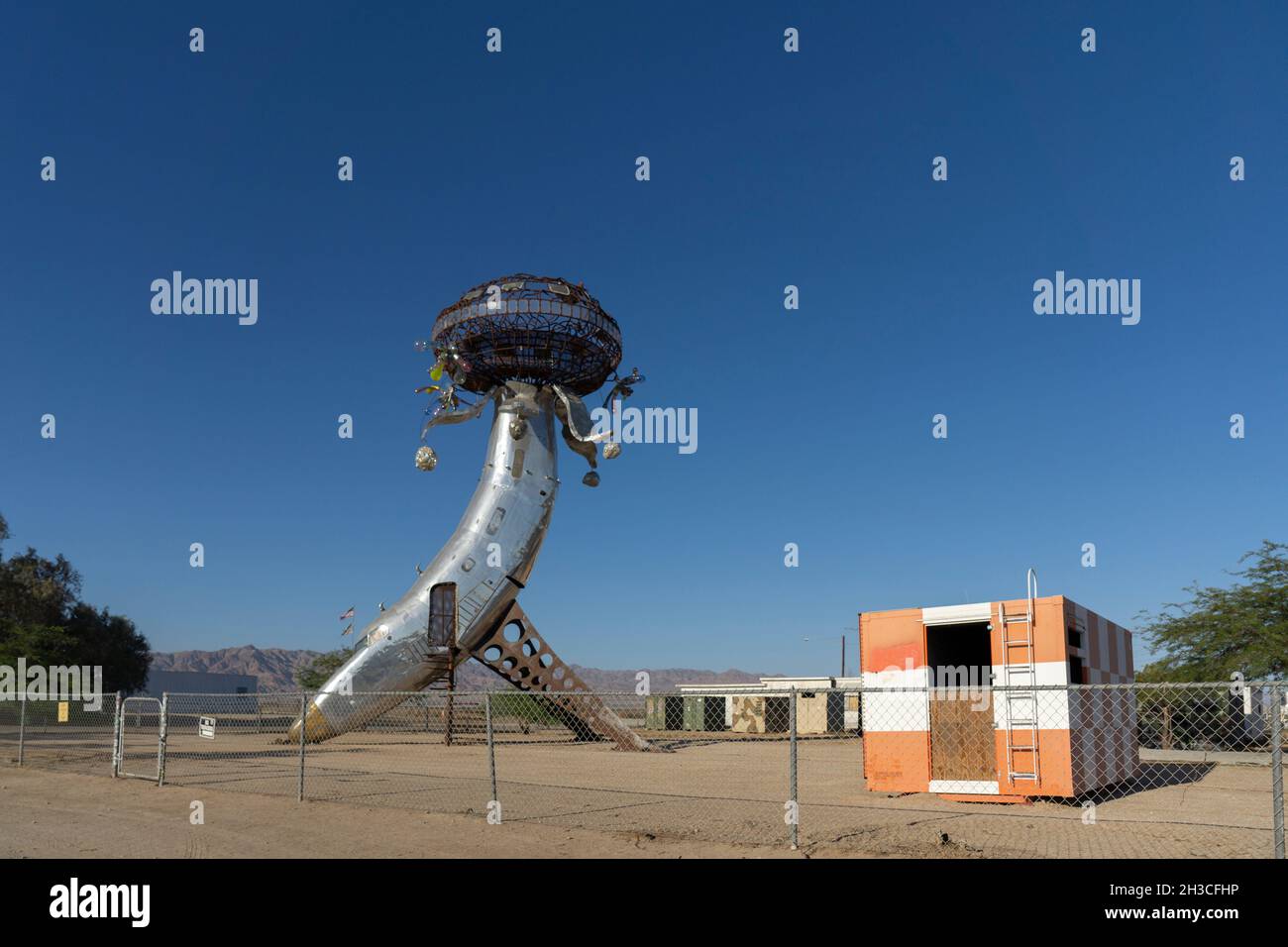 Bombay Beach, California, USA - 6 agosto 2021: Parte di un aeroplano come punto artistico a Bombay Beach, California rurale. Bombay Beach è un censimento d Foto Stock