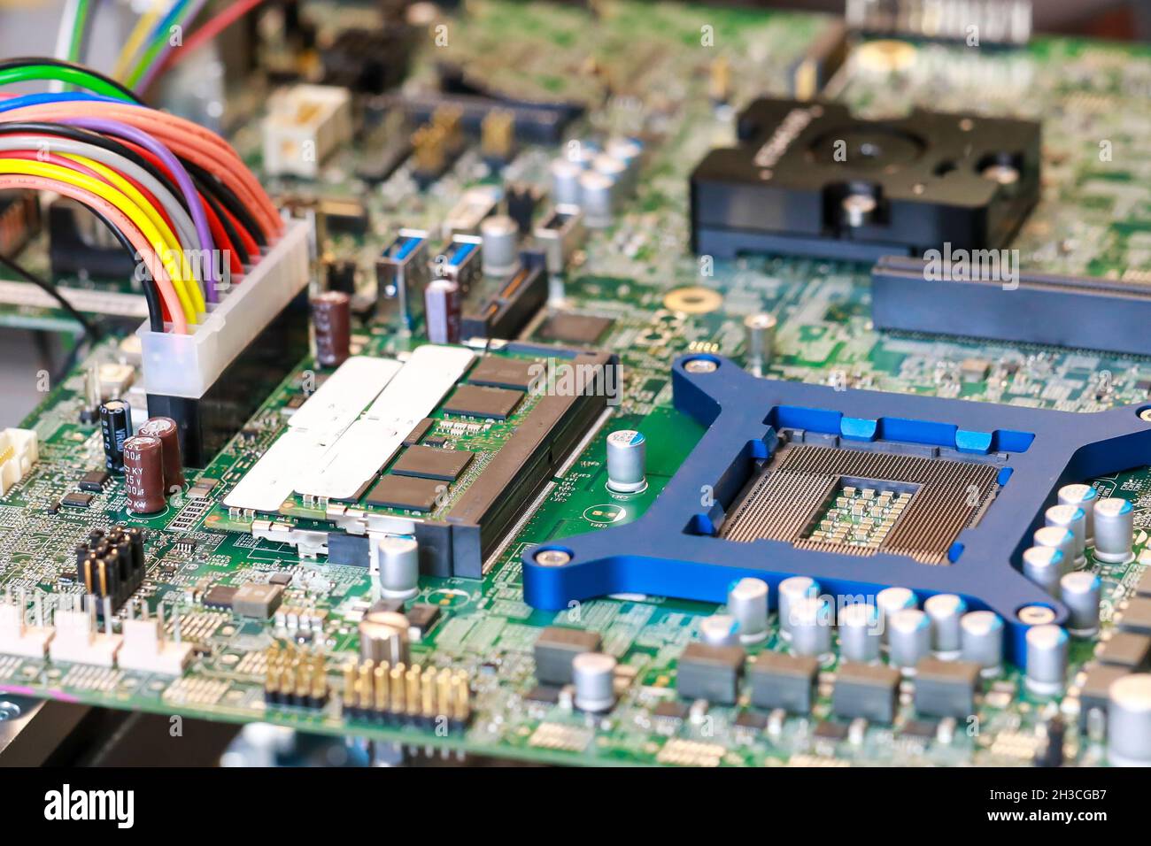 Processore chip per schede elettroniche a circuito stampato. Componente PCB verde. Foto Stock