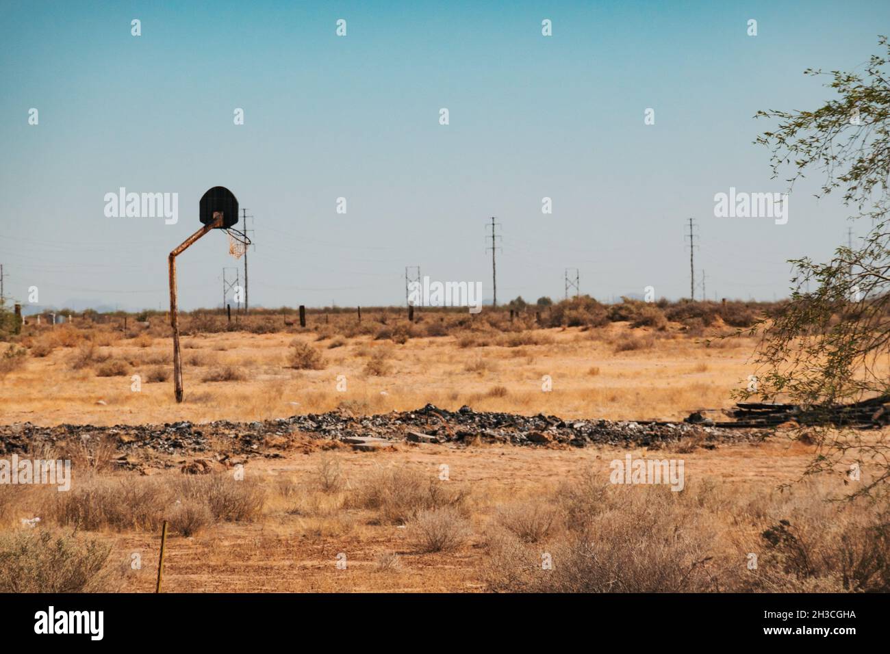 Un cerchio di basket rotto in un campo in Arizona rurale, Stati Uniti Foto Stock