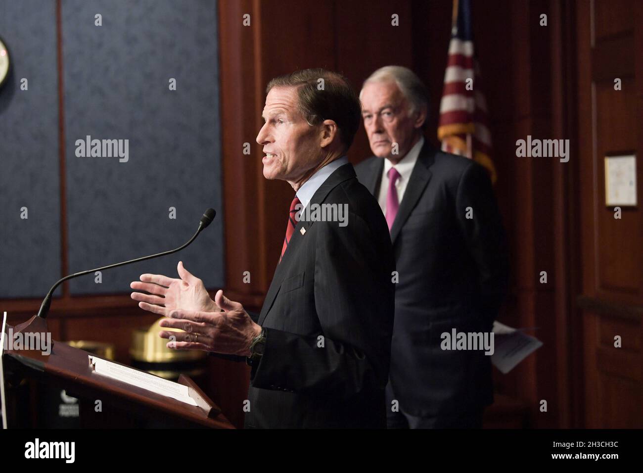 Washington, Stati Uniti. 27 ottobre 2021. Il senatore DEGLI STATI UNITI Richard Blumenthal (D-CT) parla durante una conferenza stampa sul Privacy Protection Act on-line a SVC/Capitol Hill. Credit: SOPA Images Limited/Alamy Live News Foto Stock