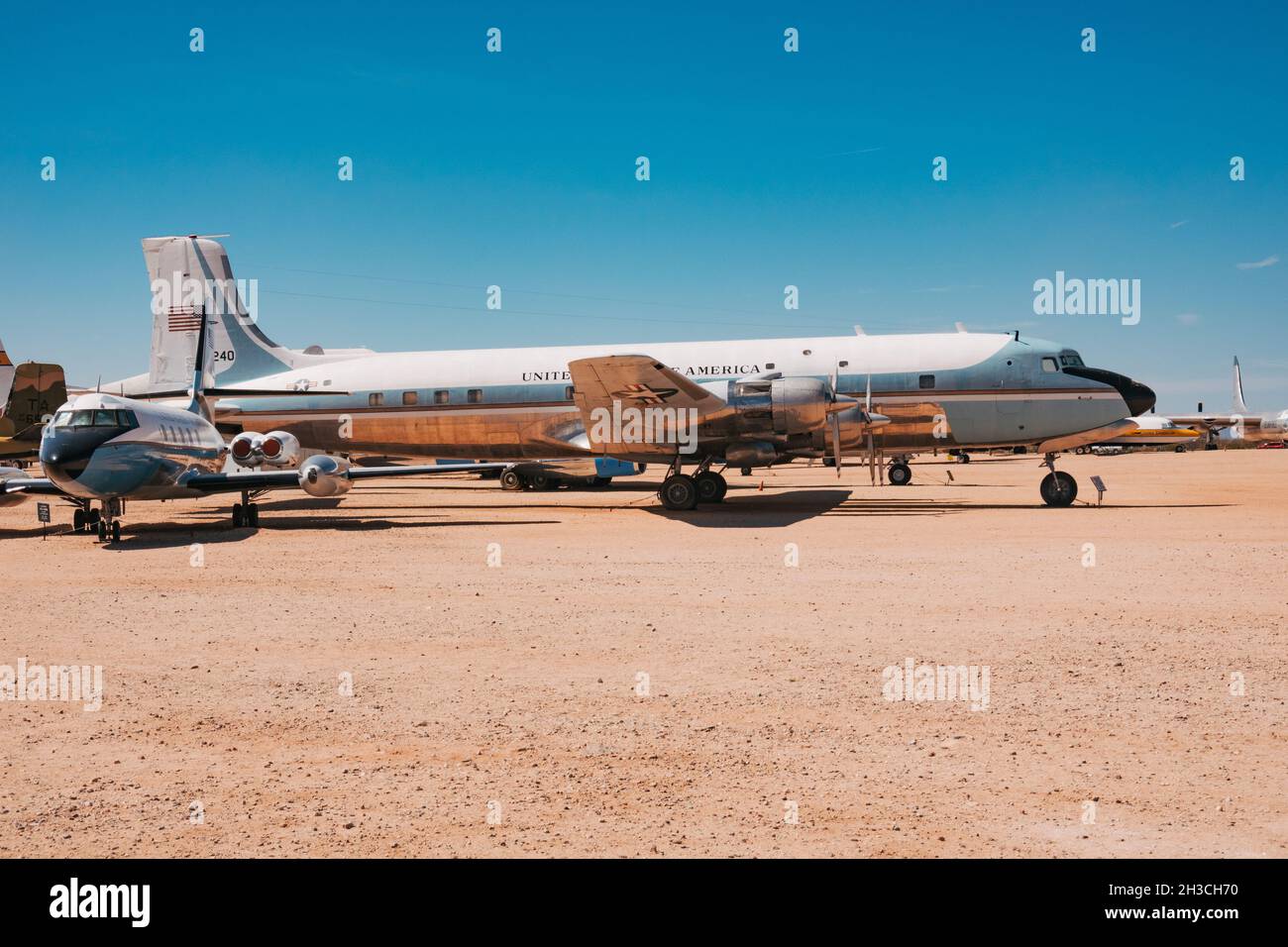 Un aereo di trasporto Douglas VC-118 Liftmaster in pensione al Pima Air & Space Museum, Arizona, USA Foto Stock