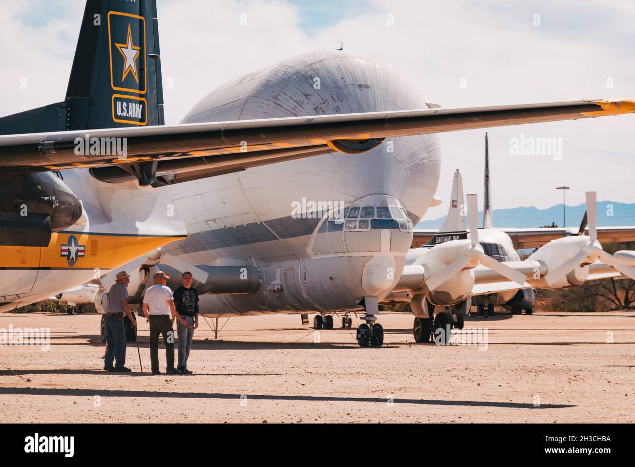 Alcuni uomini prendono l'ombra sotto un'ala di aeroplano al Pima Air & Space Museum. Un Aero Spacelines 377-SG Super Guppy si siede dietro Foto Stock
