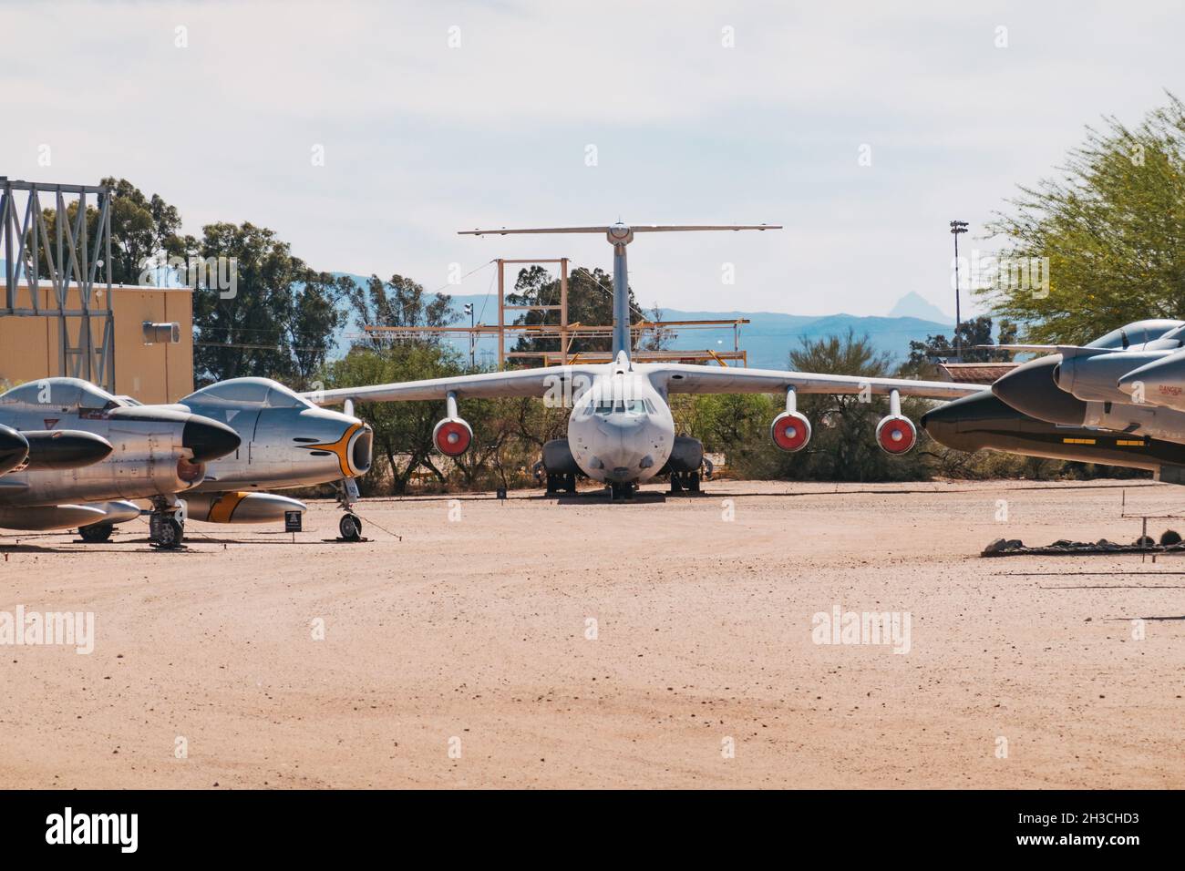Uno Starlifter C-141 si trova presso il Pima Air & Space Museum di Tucson, Arizona Foto Stock