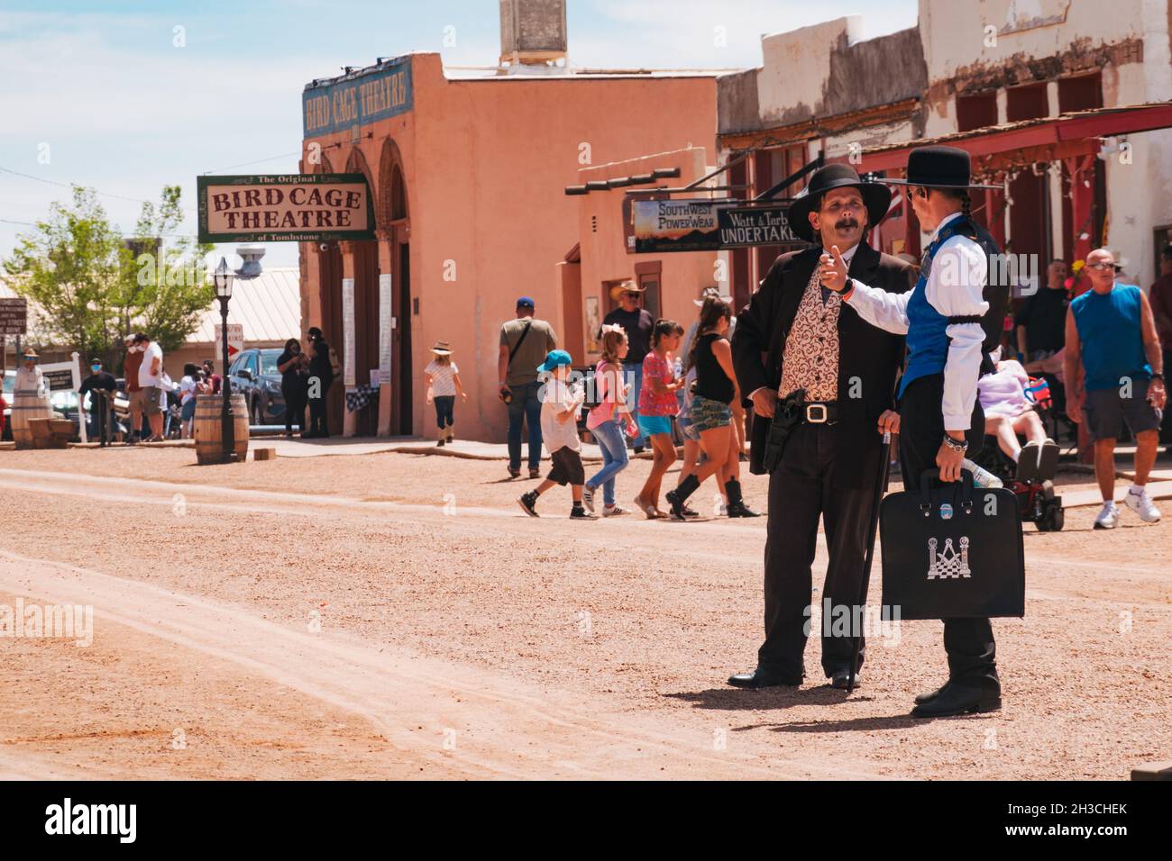 La storica città di Tombstone, Arizona, durante l'annuale Rose Festival, che ospita molti residenti locali e aziende vestite di abbigliamento Old West Foto Stock