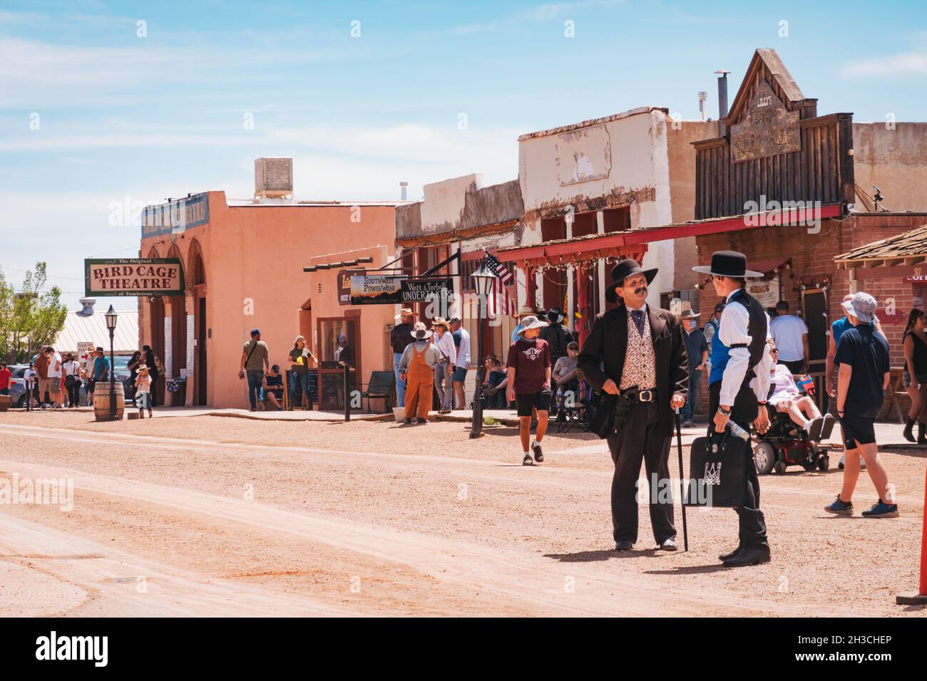 La storica città di Tombstone, Arizona, durante l'annuale Rose Festival, che ospita molti residenti locali e aziende vestite di abbigliamento Old West Foto Stock