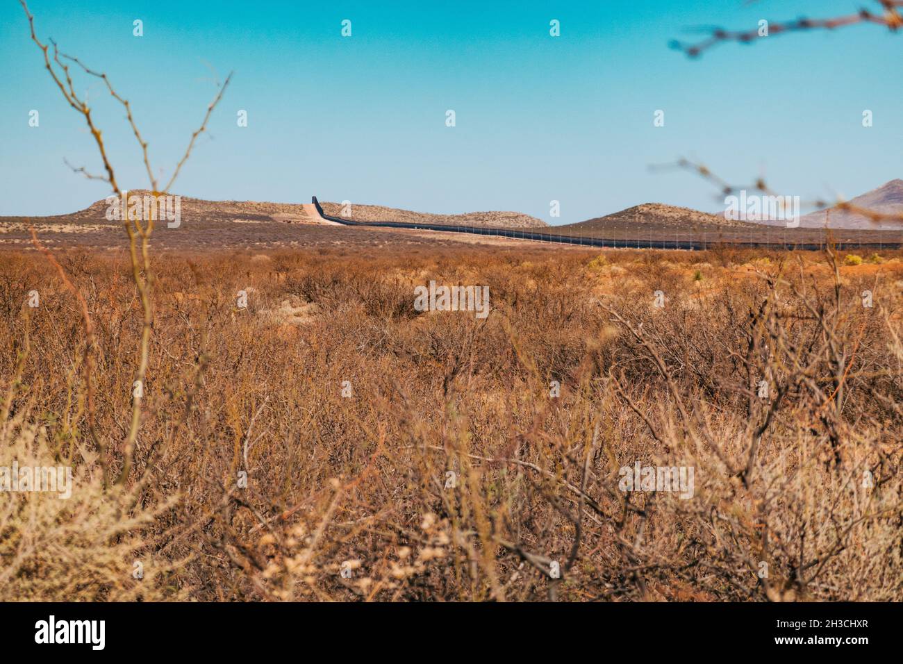 Il muro di confine in acciaio USA-Messico taglia una linea attraverso le pianure vicino a Naco, Arizona Foto Stock