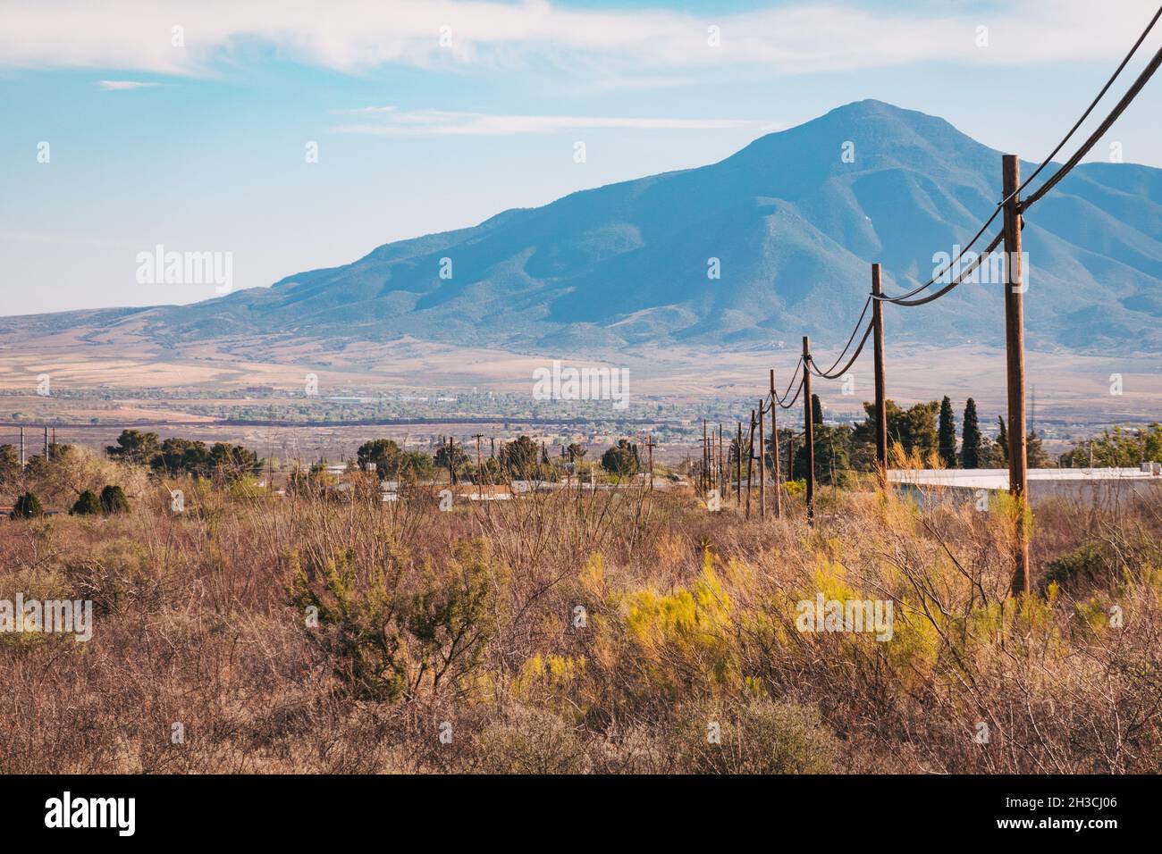 Le linee elettriche conducono alla città di confine tra Stati Uniti e Messico di Naco, Arizona Foto Stock