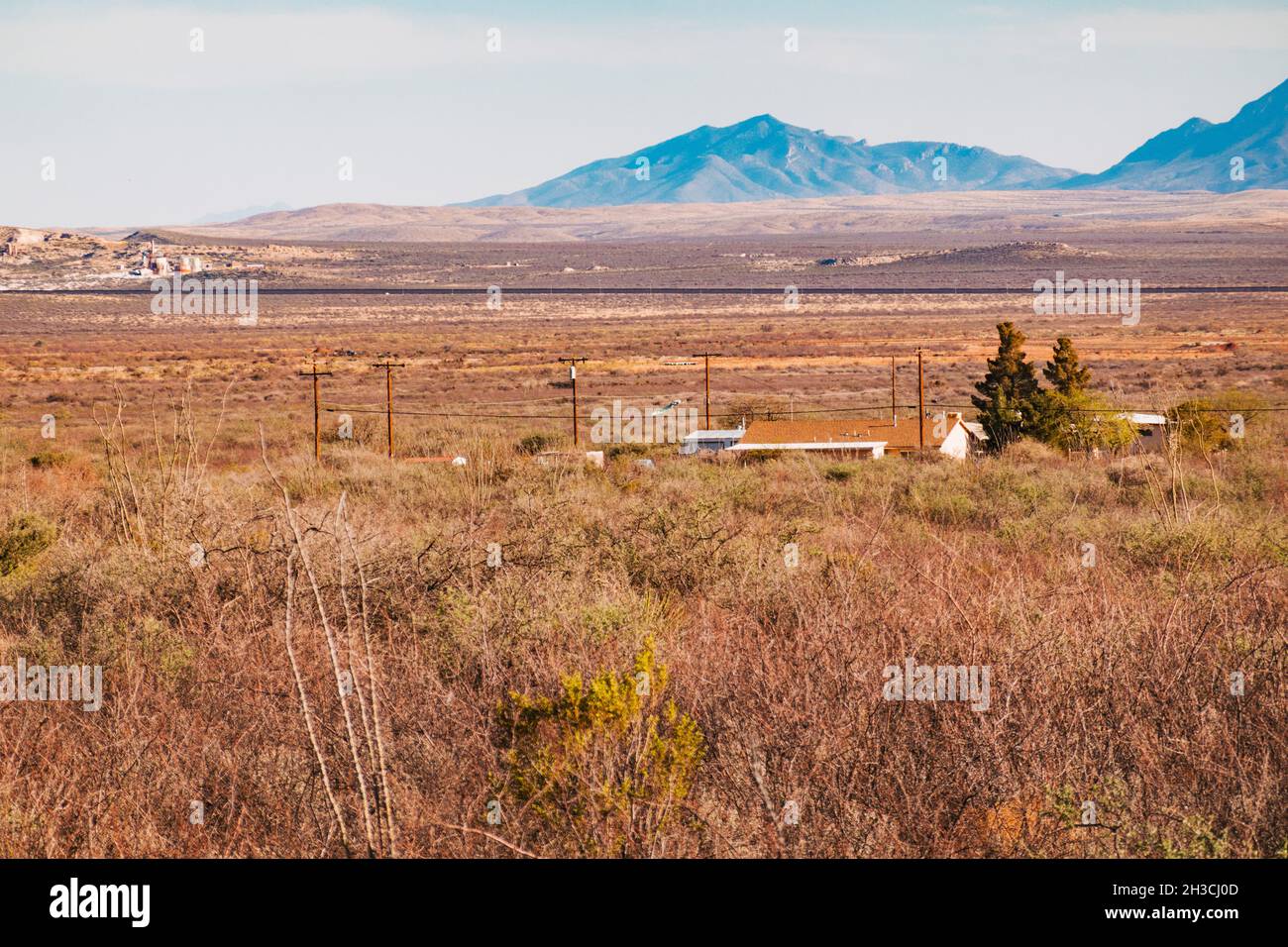 Il muro di confine in acciaio USA-Messico taglia una linea attraverso le pianure vicino a Naco, Arizona Foto Stock