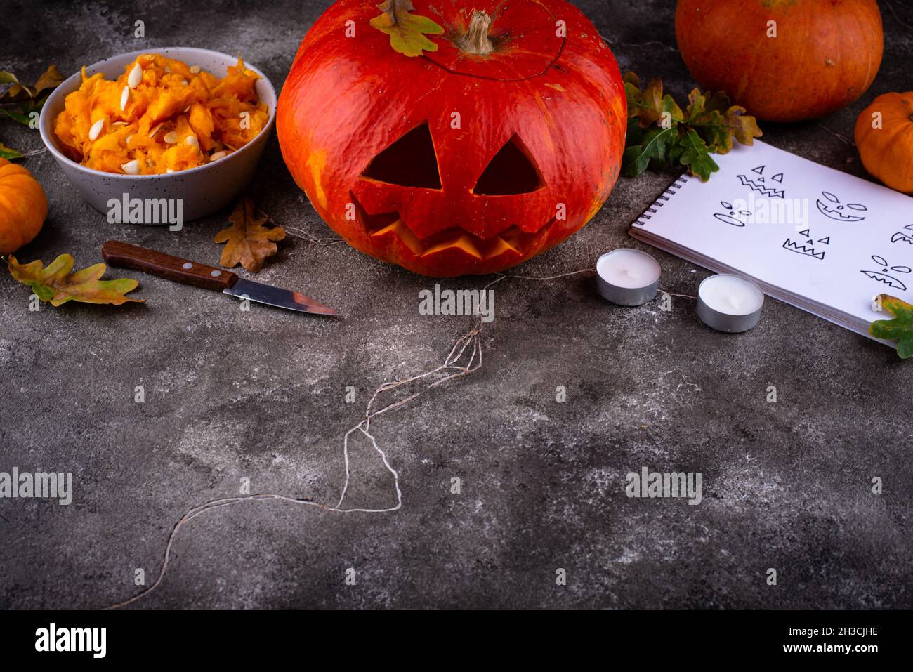 Taccuino con faccia spaventosa per fare Halloween jack-o-lanterna Foto Stock