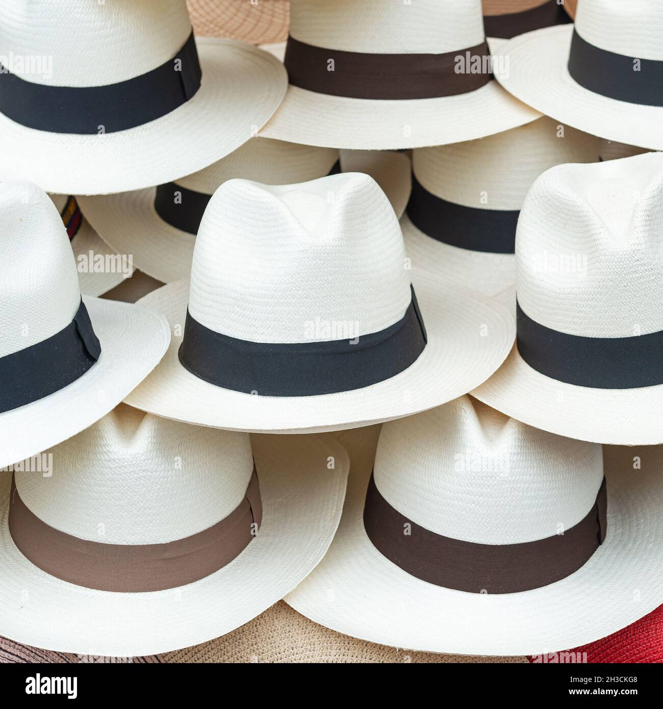 Stack di cappelli Panama sul mercato artigianale di Otavalo, Ecuador. Foto Stock