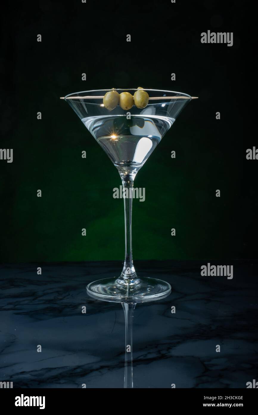 Helsinki / Finlandia - 27 OTTOBRE 2021: Un bicchiere di Martini secco con tre olive in cima. Foto Stock