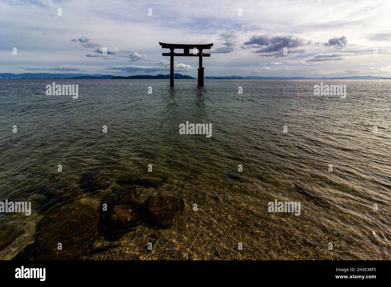 Shirahige Shrine - si dice che ci fosse un torii nel lago di fronte a Shirahige Myojin dai tempi antichi, e il torii nel lago è anche dr Foto Stock