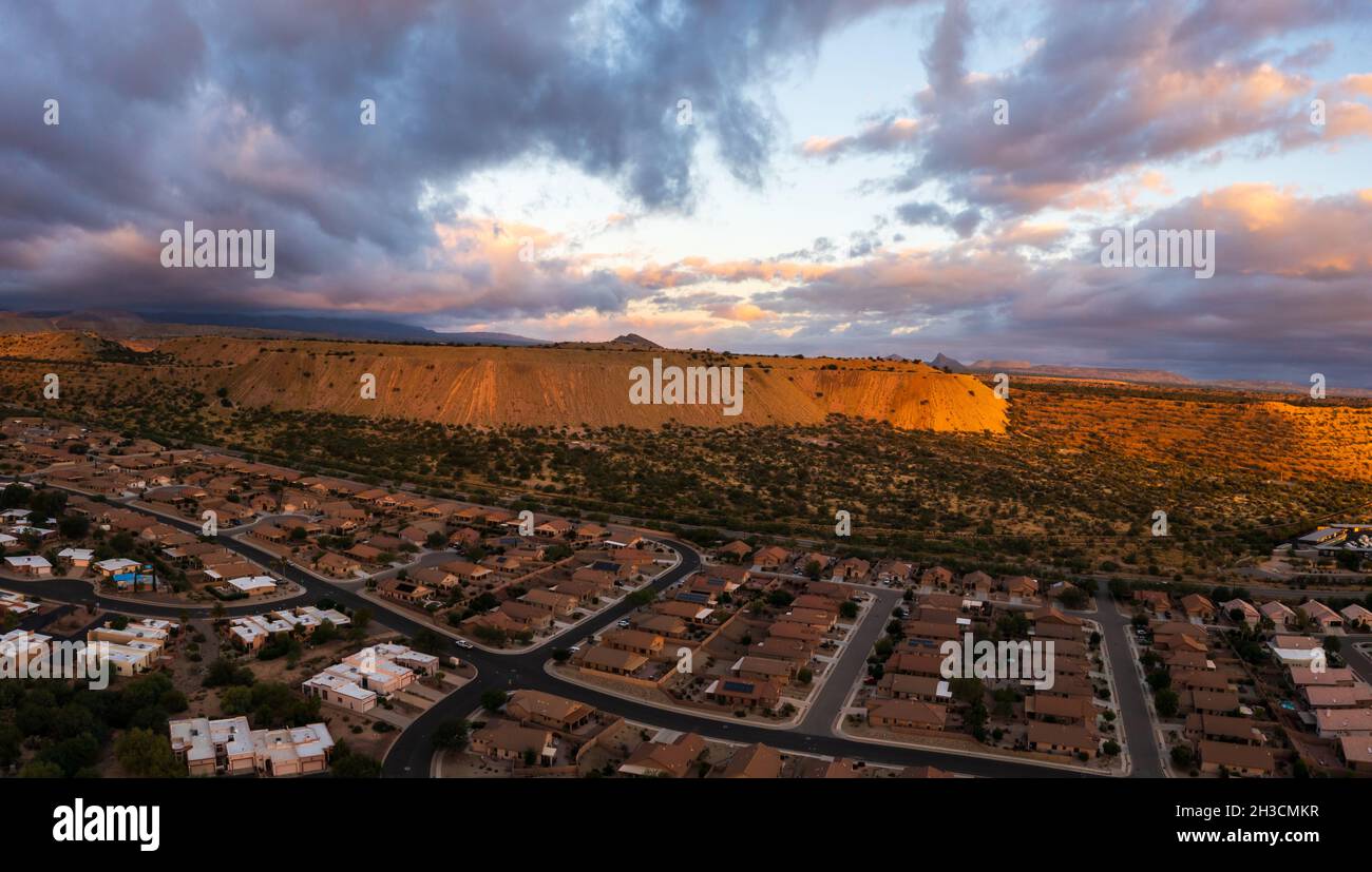 Green Valley, Arizona case con miniere in background Foto Stock