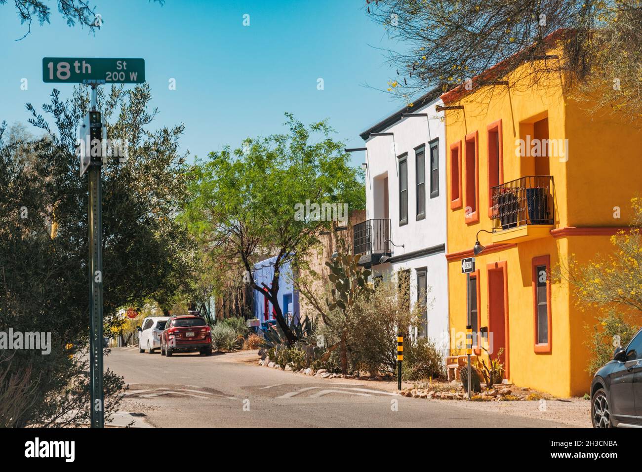 Vivaci e colorate case adobe nel Barrio Viejo di Tucson, Arizona, Stati Uniti Foto Stock