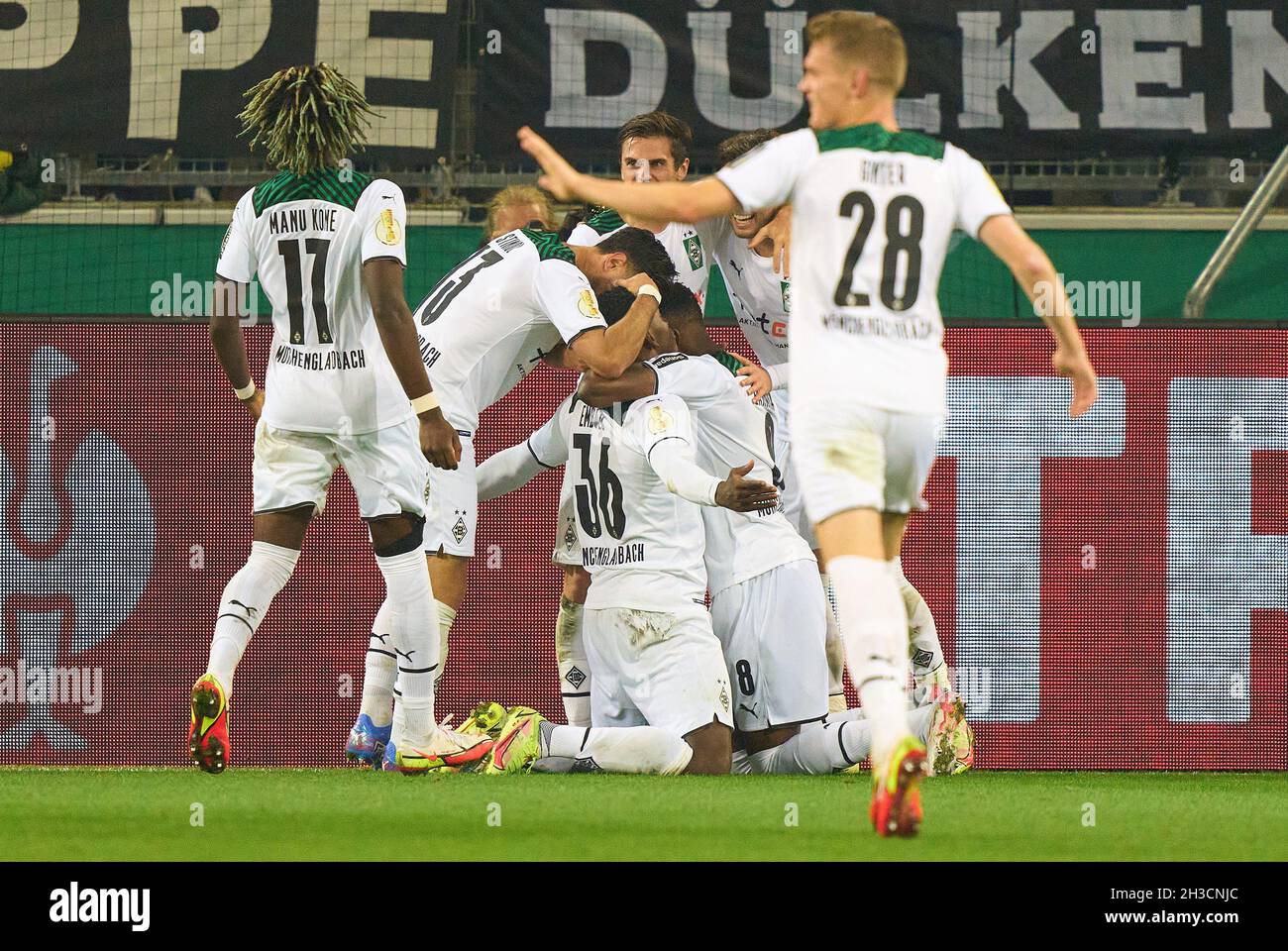 Breel Donald Embolo, MG 36 celebra il suo 4-0 gol, felice, ridere, celebrazione, nel DFB Pokal match BORUSSIA Mönchengladbach - FC BAYERN MUENCHEN a Mönchengladbach, 27 ottobre 2021 Stagione 2021/2022. München, FCB. © Peter Schatz / Alamy Live News Foto Stock